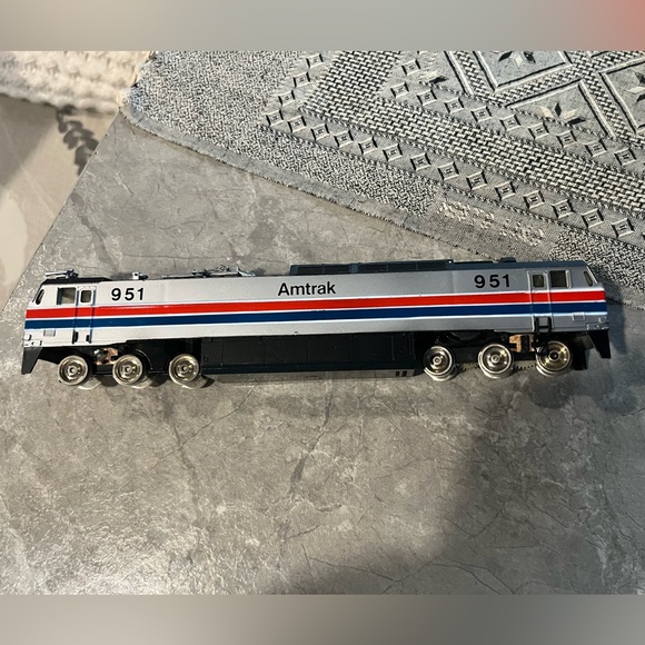 Bachmann Spectrum HO Scale Amtrak Model F40PH Diesel Locomotive